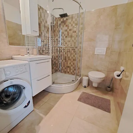 Apartment Sweet Lustig